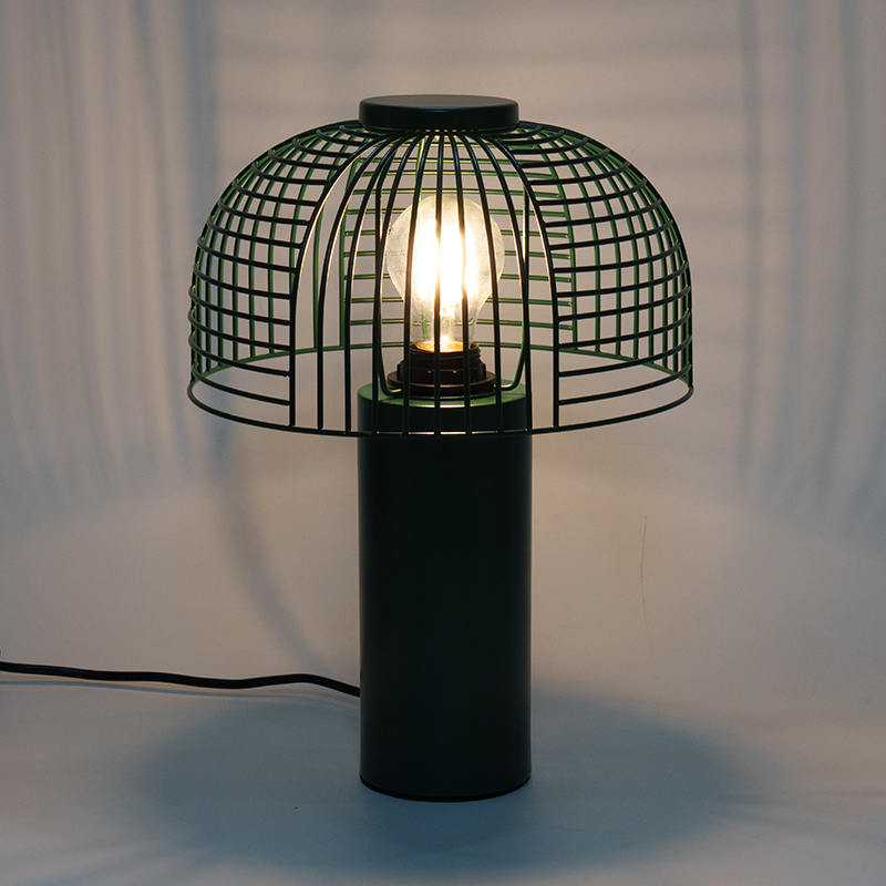 Lampada da tavolo in ferro battuto per uccelli neri