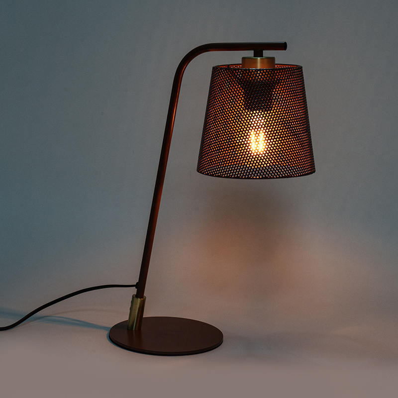 Lampada da tavolo in ferro battuto in metallo nordico