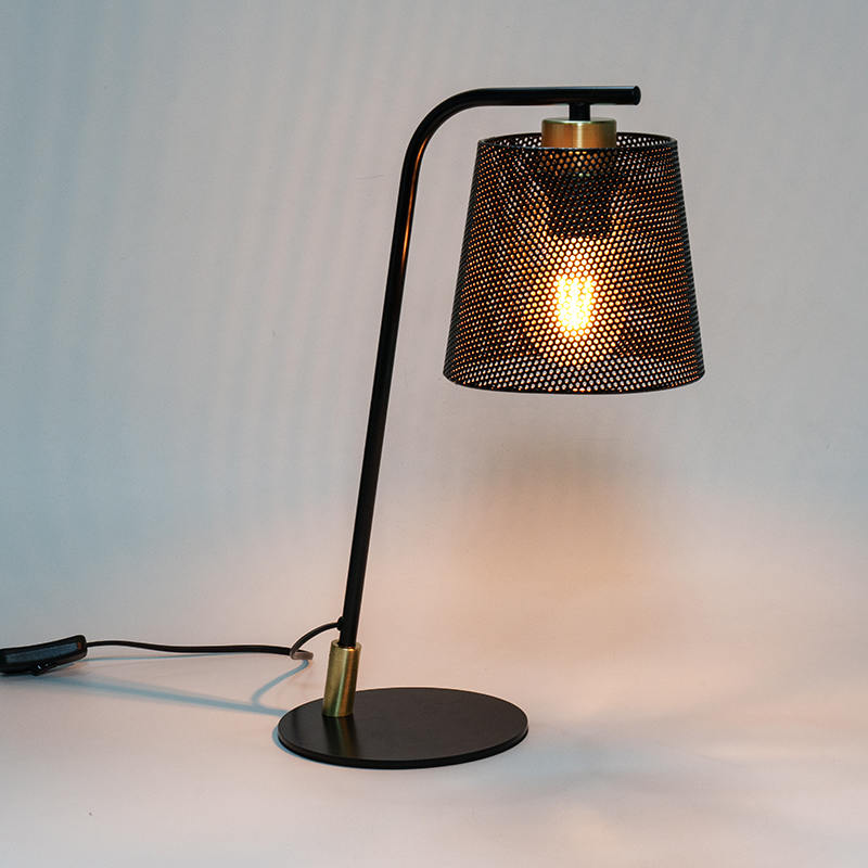 Lampada da tavolo in ferro battuto in metallo nordico