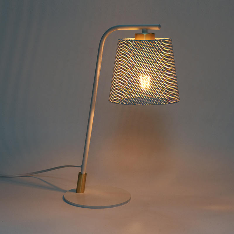 Lampada da tavolo in ferro battuto in metallo nordico