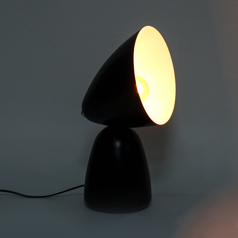 Semplice lampada da tavolo in metallo retrò