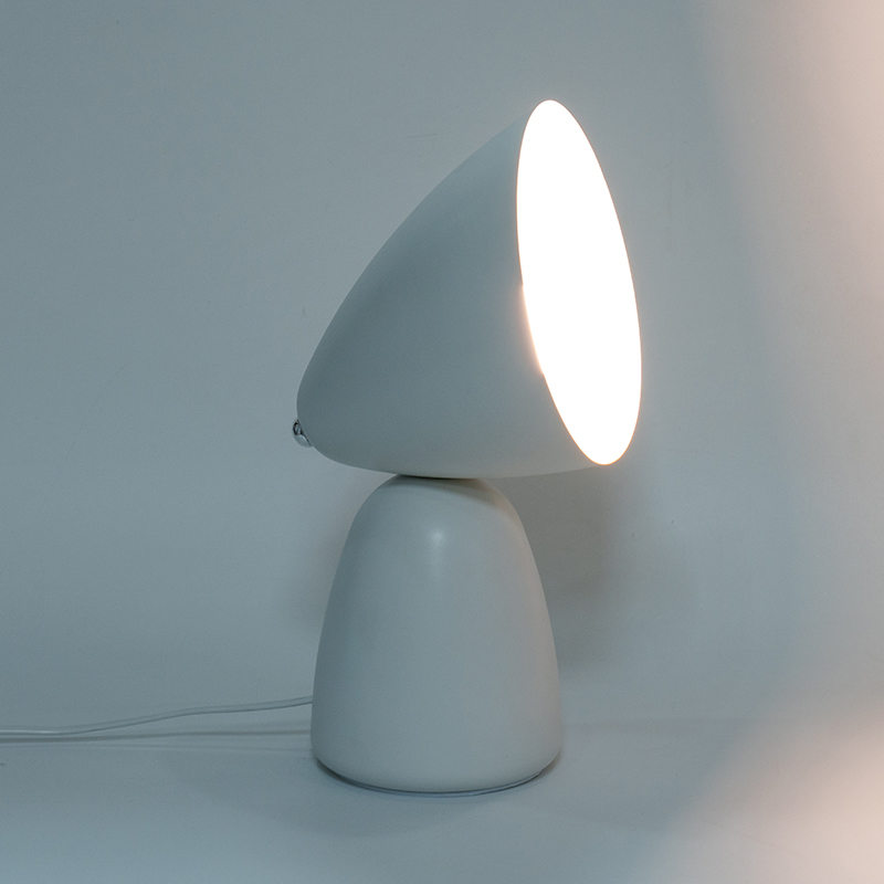 Semplice lampada da tavolo in metallo retrò