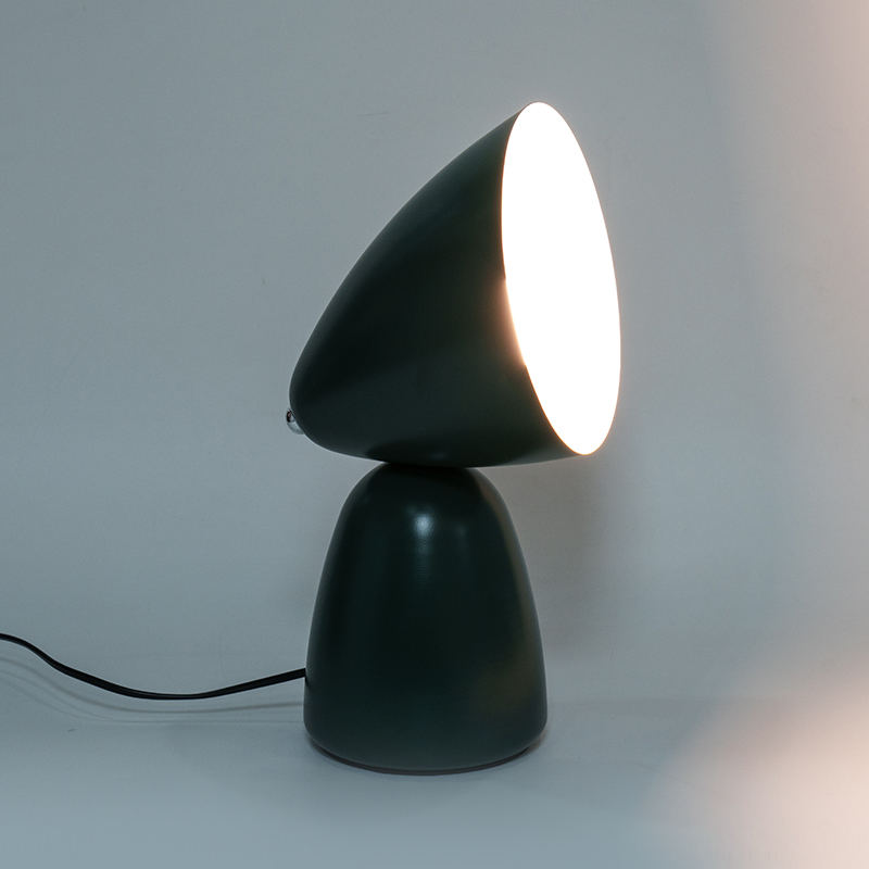 Semplice lampada da tavolo in metallo retrò
