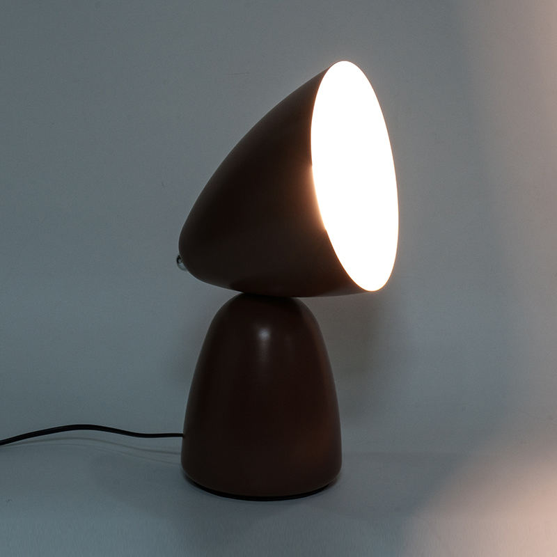 Semplice lampada da tavolo in metallo retrò