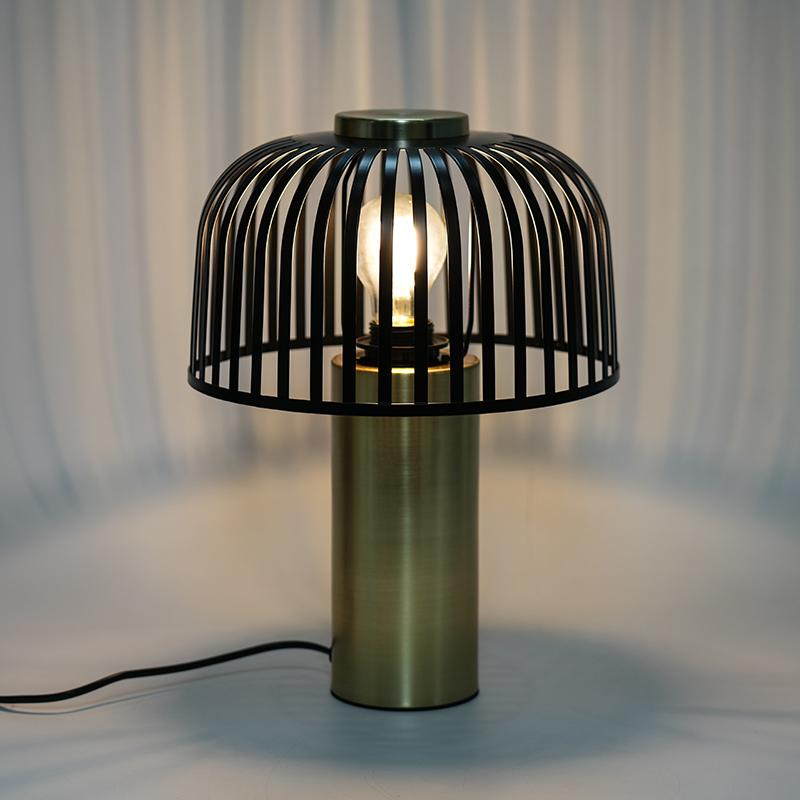 Lampada da tavolo decorativa a strisce di ferro a strisce