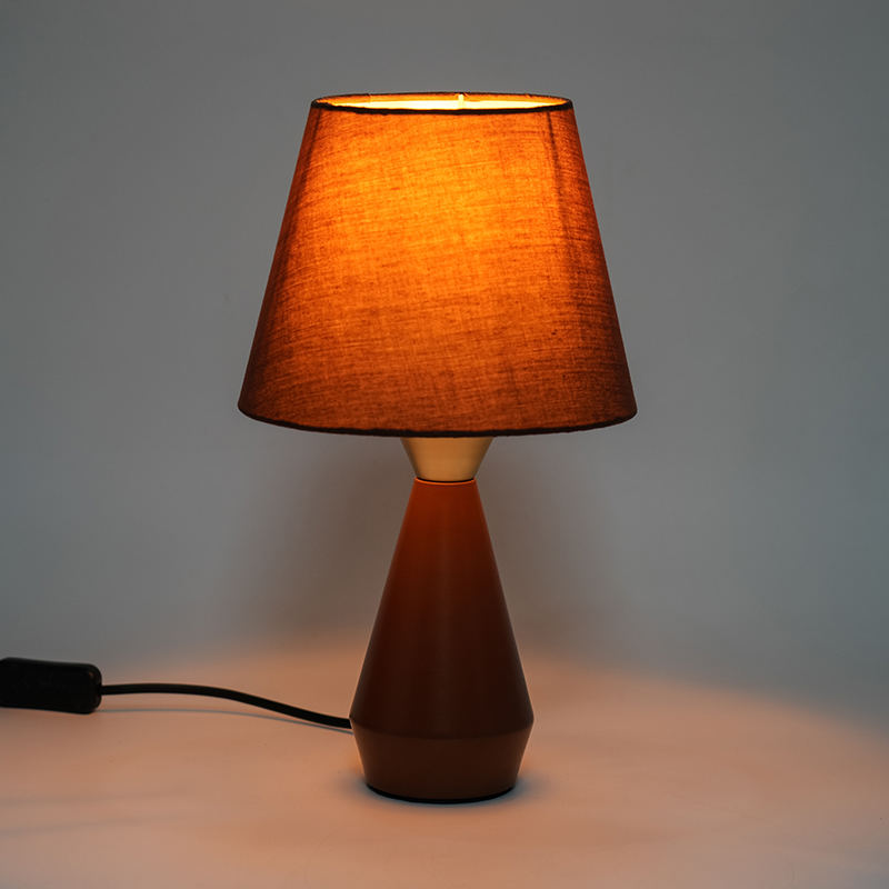Lampada da capezzale in metallo europeo retrò