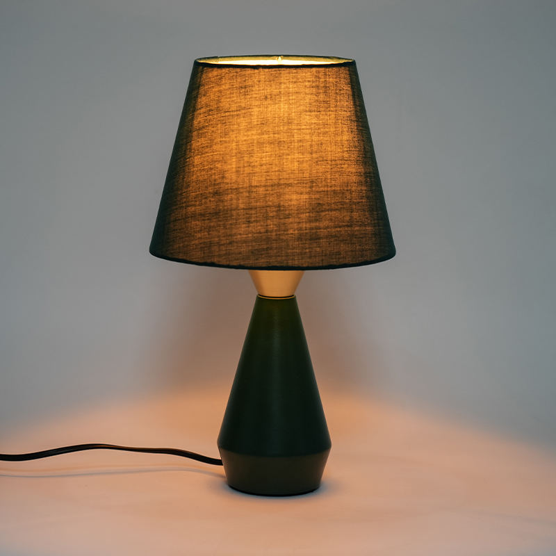 Lampada da capezzale in metallo europeo retrò