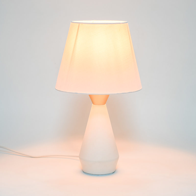 Lampada da capezzale in metallo europeo retrò