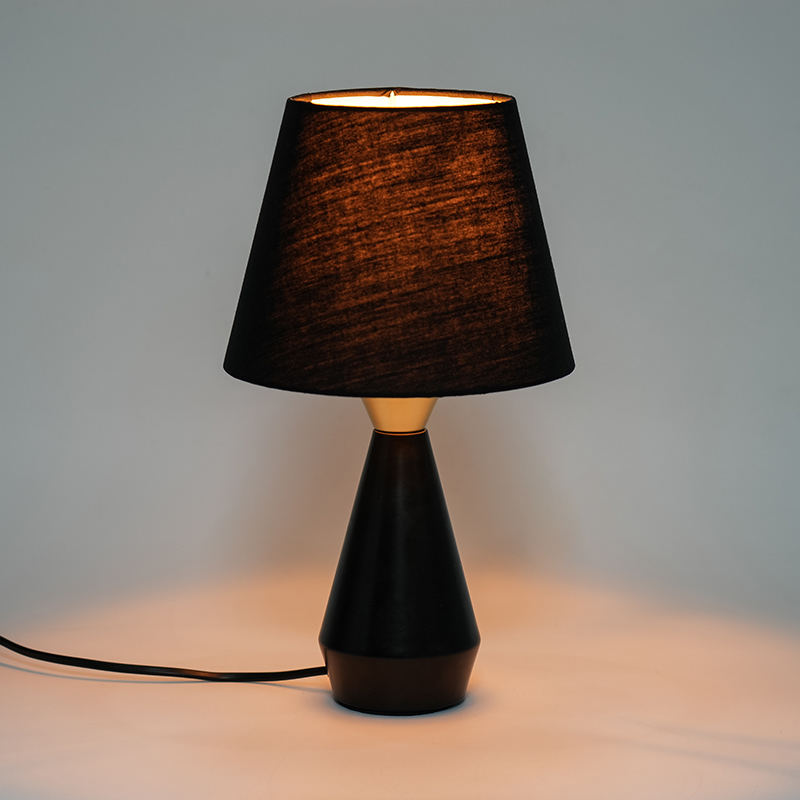 Lampada da capezzale in metallo europeo retrò