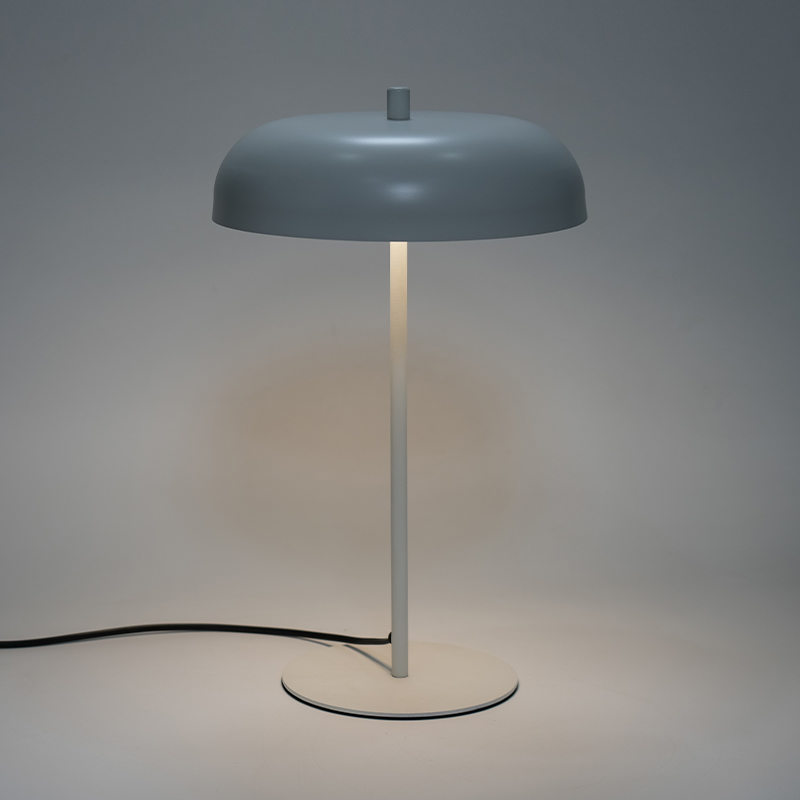 Lampada da tavolo in metallo vintage a LED