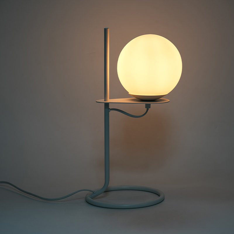 Semplice lampada da tavolo a sfera di vetro