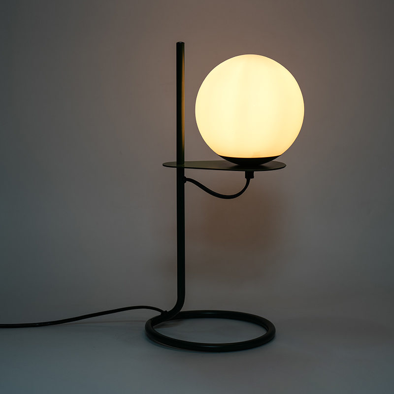 Semplice lampada da tavolo a sfera di vetro