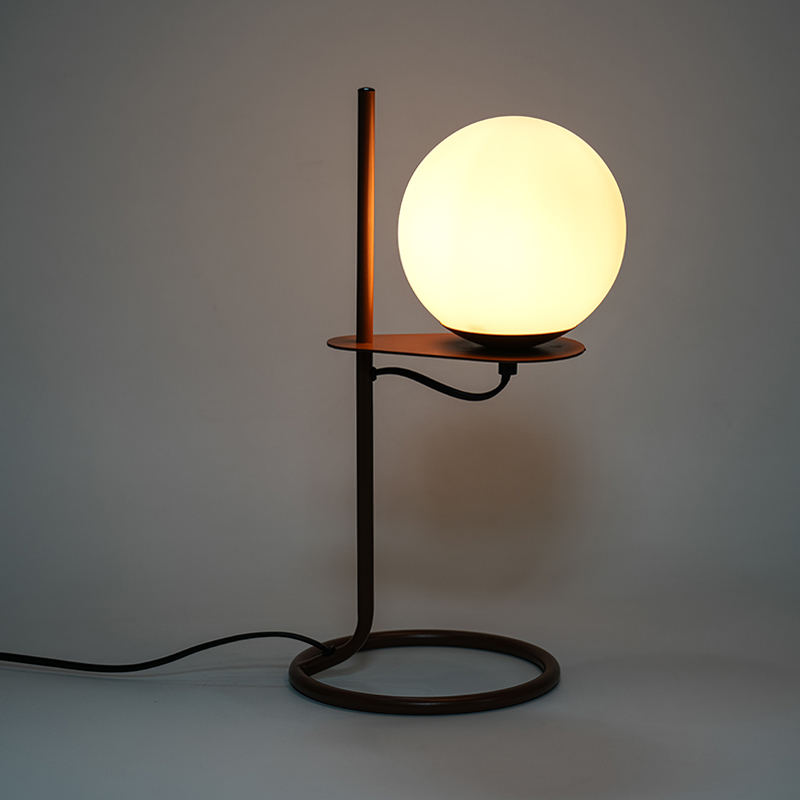 Semplice lampada da tavolo a sfera di vetro