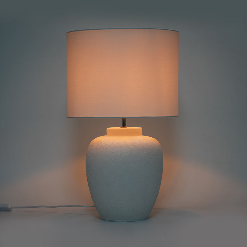 Semplice lampada da tavolo in ceramica bianca