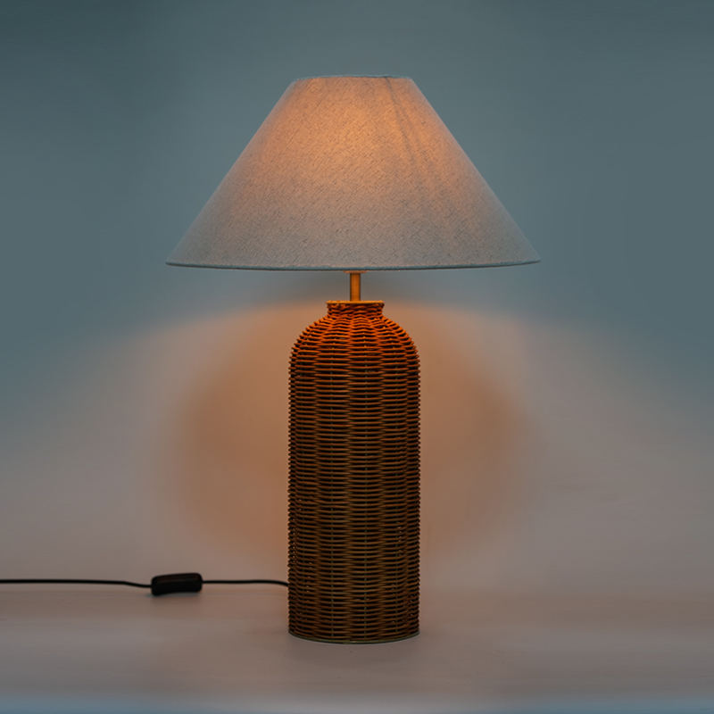 Lampada da tavolo in rattan tessuto a mano