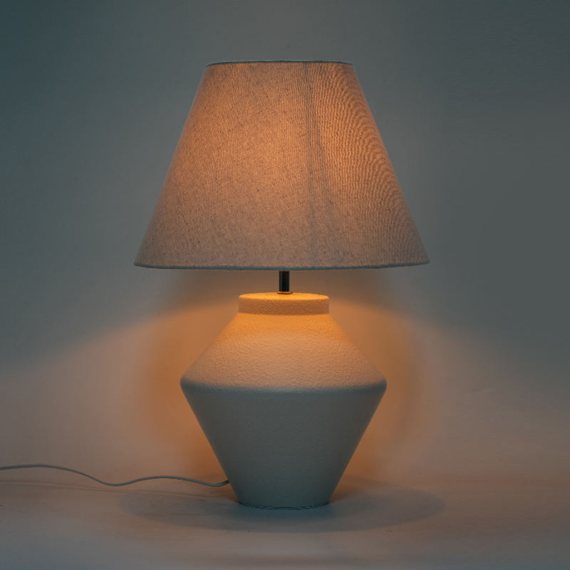 Lampada da tavolo in ceramica geometrica