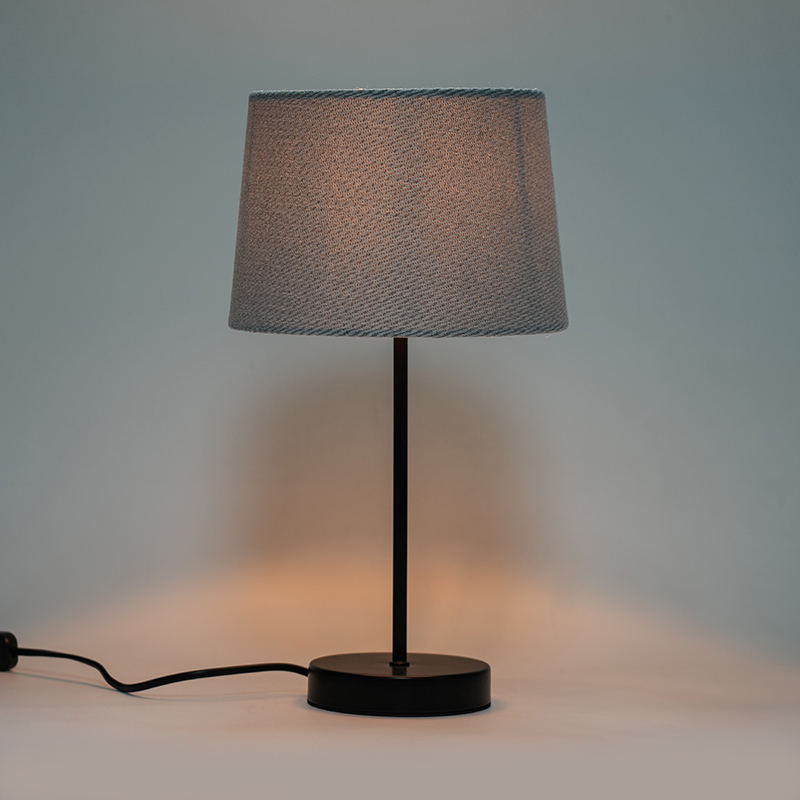 Lampada da tavolo in tessuto hardware retrò