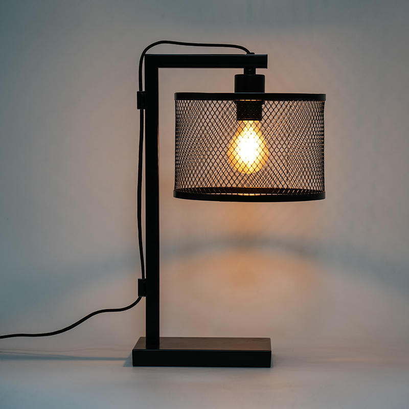 Lampada da tavolo decorativa in ferro battuto