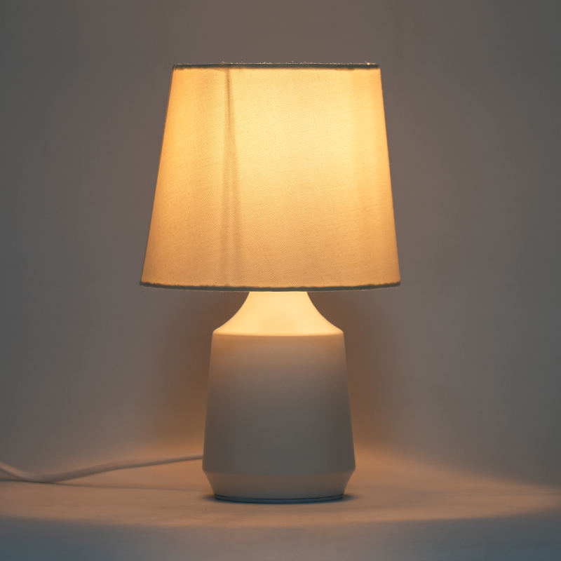 Lampada da tavolo in metallo semplice