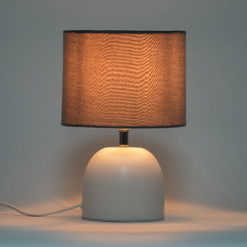 Lampada da tavolo in metallo vintage
