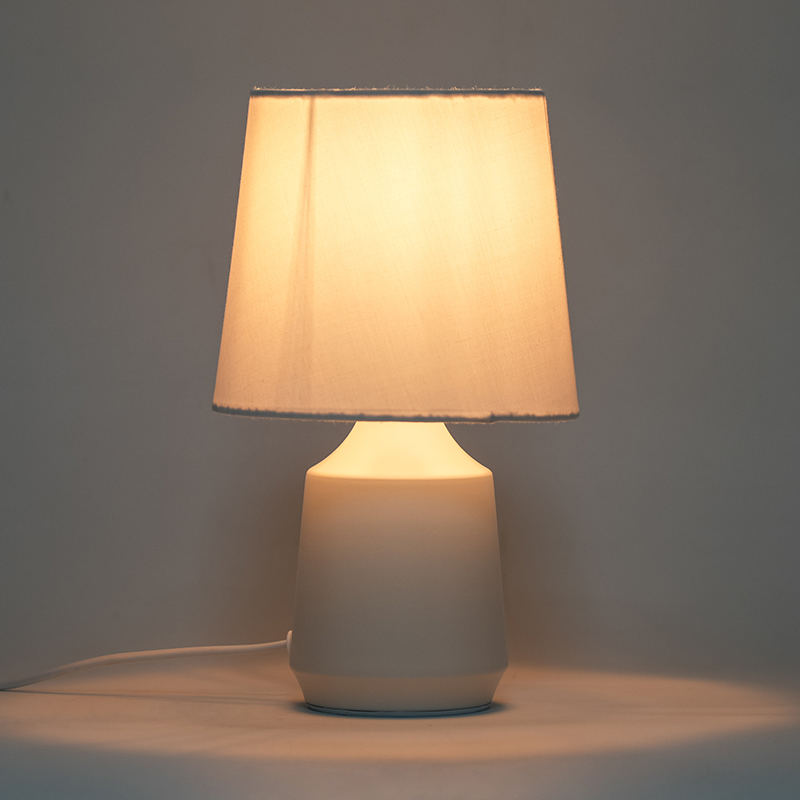 Lampada da tavolo semplice in metallo