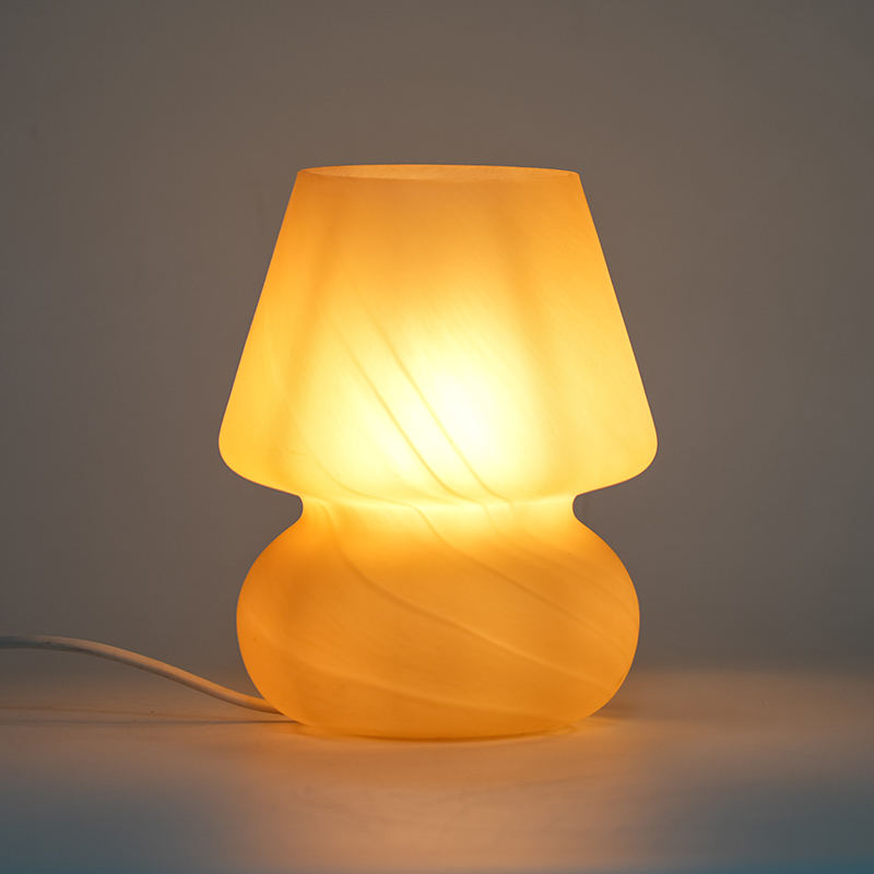 Lampada da tavolo in vetro crema