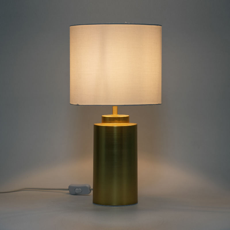 Lampada da tavolo in metallo semplice ed elegante