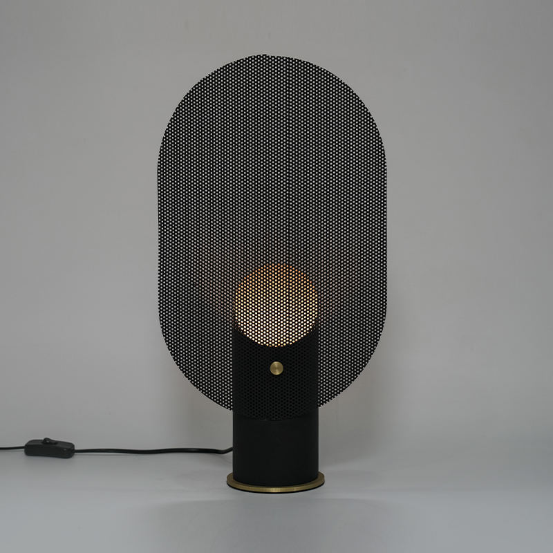 Lampada da tavolo a griglia