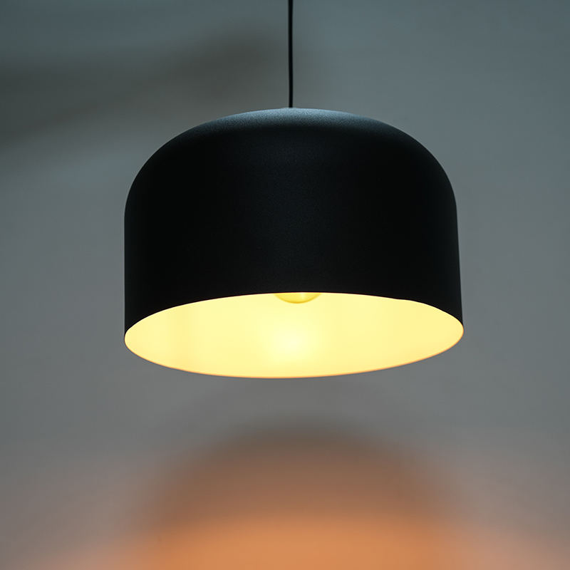 Lampadario a cupola di metallo nero vintage