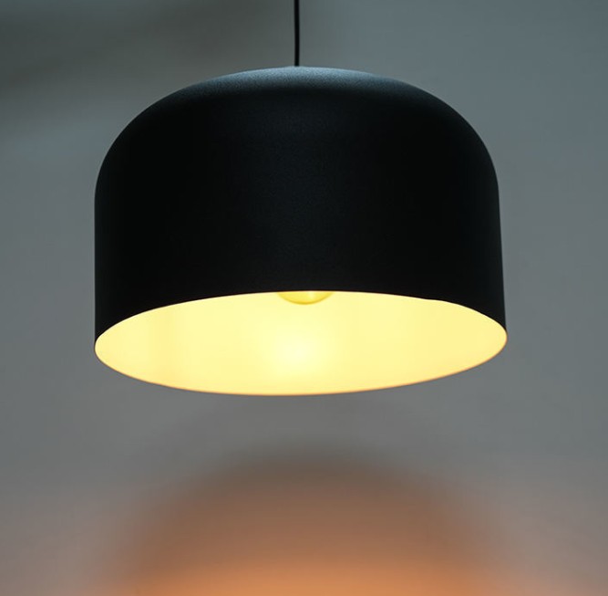 In che modo il corpo in metallo nero del lampadario vintage a cupola di metallo nero garantisce la sua stabilità e la vita di servizio?