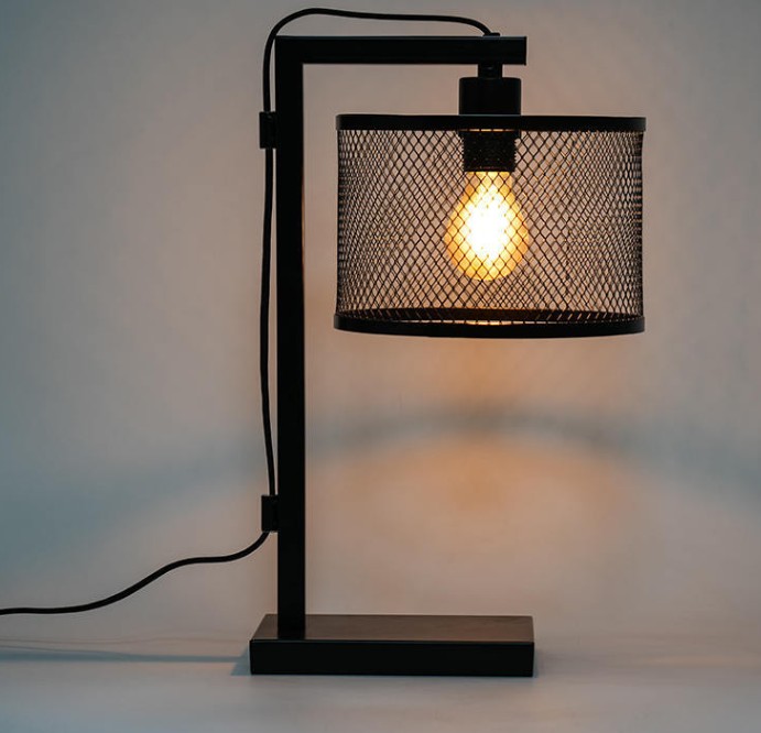 In che modo la lampada da tavolo decorativa in ferro battuto garantisce la stabilità e la durata del prodotto?