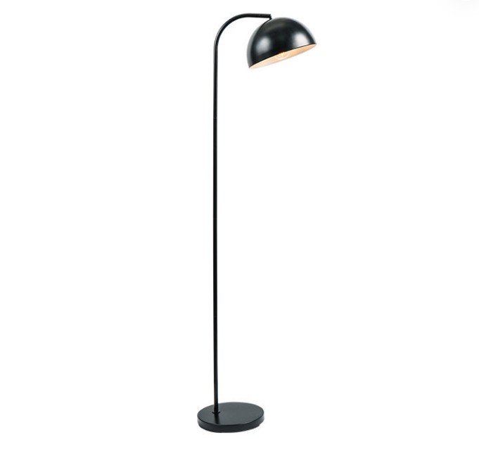 Questa lampada da pavimento in metallo nero è sicura e affidabile durante l'uso?
