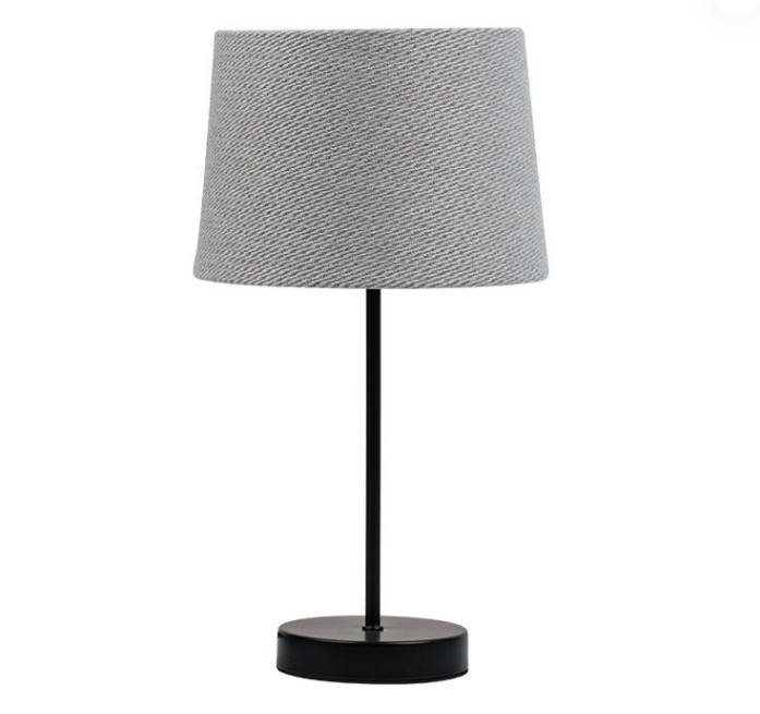 In che modo il paralume di questa lampada da tavolo in tessuto hardware retrò influisce sull'effetto di scattering della luce?