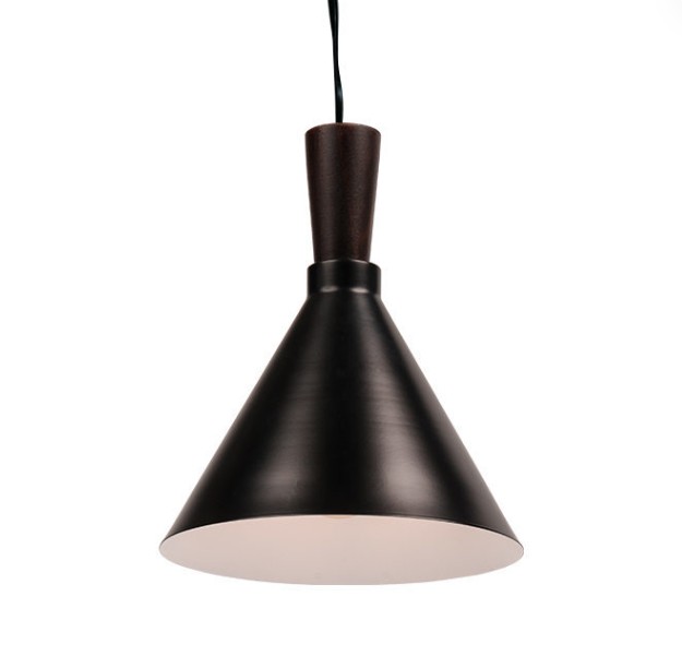 Quali sono le caratteristiche delle linee e delle forme del lampadario metallico?