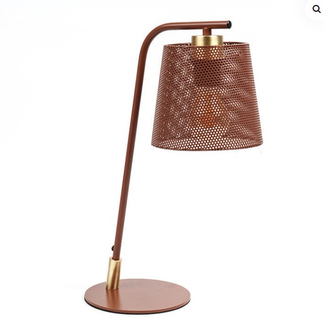 Lampada da tavolo in ferro battuto in metallo nordico: un modello di materiali di alta qualità e artigianato fine