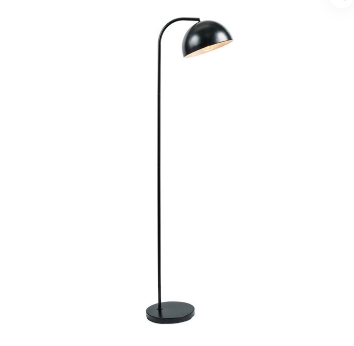 Quali precauzioni dovrebbero essere prese durante l'installazione e il posizionamento di una lampada da pavimento?