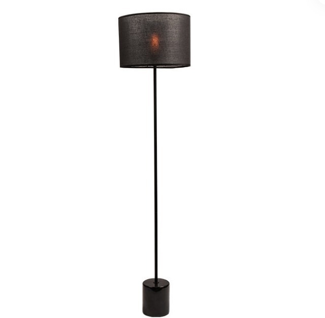 Come nascondere i cavi di una lampada da terra?